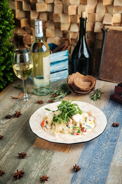 Foto fettuccine alfredo met rucola kerstomaatjes