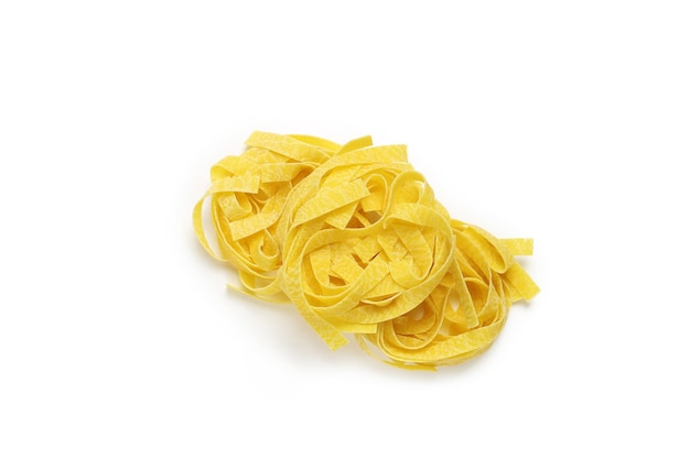 Fettuccine Italiaanse pasta op witte achtergrond geïsoleerd