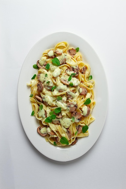 fettuccine met champignons basilicum in room saus zelfgemaakt geen mensen