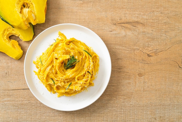 Fettuccine pasta met butternut pompoen romige saus