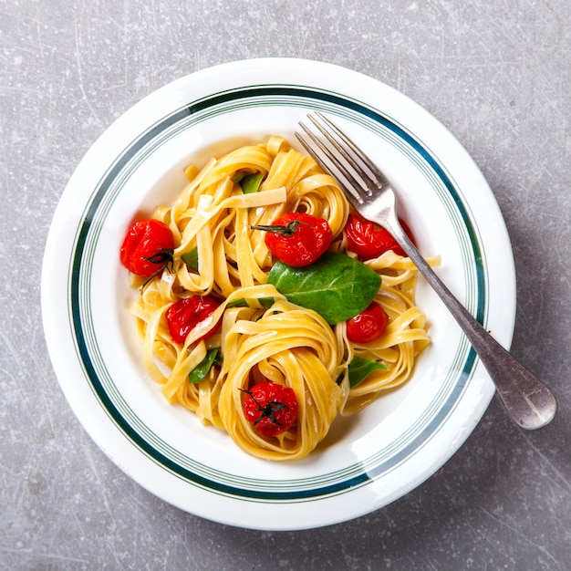 Fettuccine pasta met cherrytomaatjes en basilicum