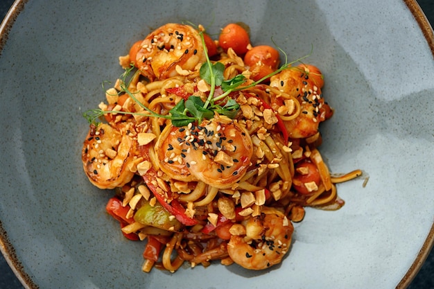 Fettuccine pasta met garnalen en tomaten