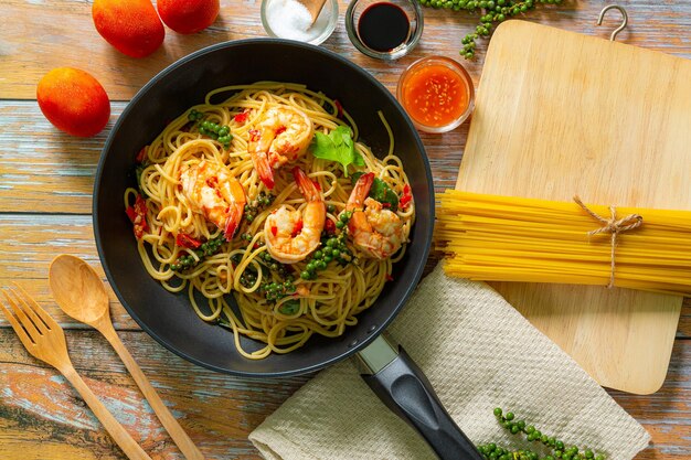 Fettuccine pasta met garnalen, tomaten en kruiden Bovenaanzicht