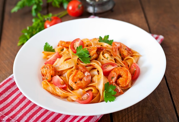 Fettuccine pasta met garnalen, tomaten en kruiden