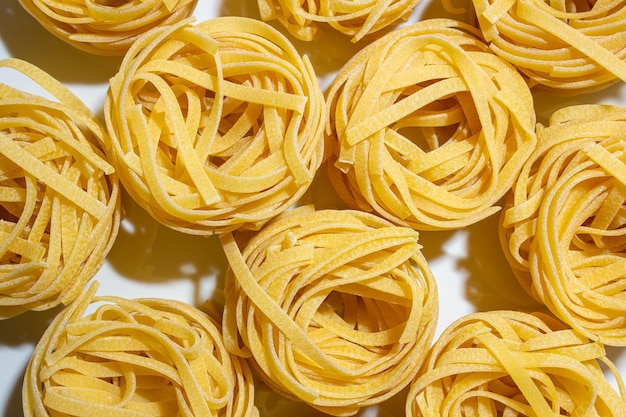 Fettuccine-pasta op basis van eieren, niet gekookt