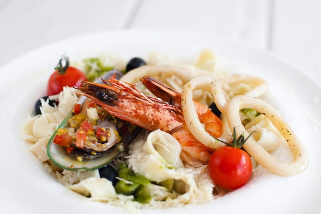 Piatto misto di fettuccine ai frutti di mare