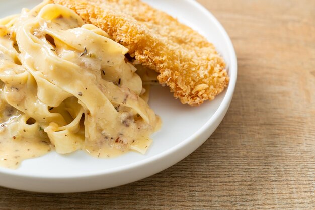 Foto fettuccine al sugo di crema bianca con frittura di pesce