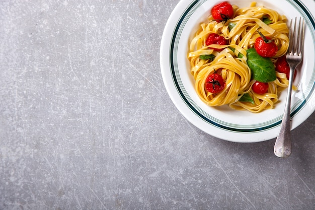 Photo fettuccine pasta with cherry tomatoes