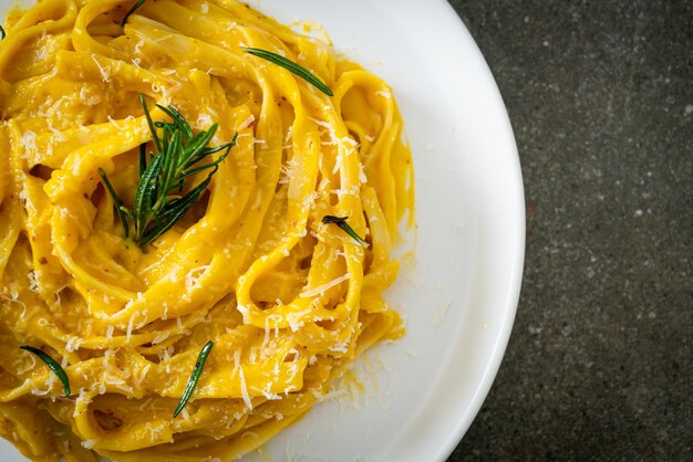 fettuccine spaghetti pasta met butternut pompoen romige saus