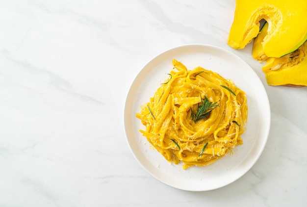 fettuccine spaghetti pasta met butternut pompoen romige saus