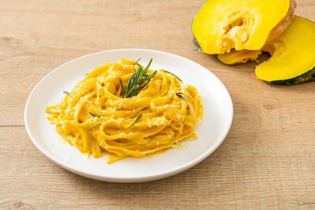 fettuccine spaghetti pasta met butternut pompoen romige saus