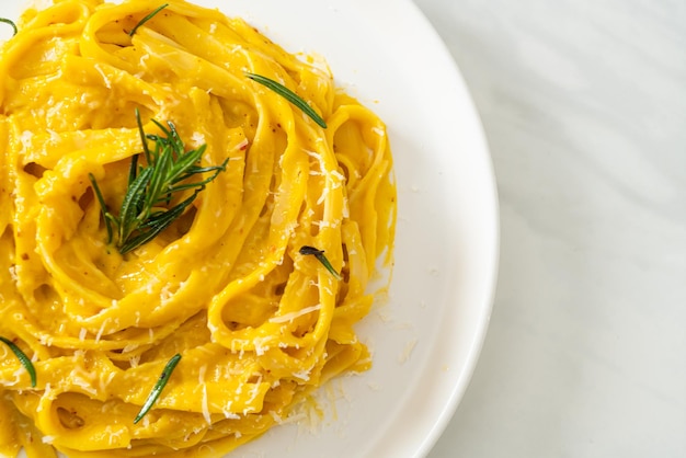 fettuccine spaghetti pasta met butternut pompoen romige saus