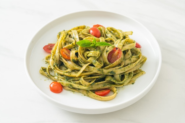 fettuccine spaghetti pasta met pestosaus en tomaten - veganistische en vegetarische eetstijl