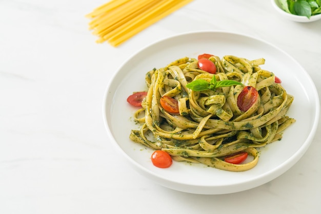 fettuccine spaghetti pasta met pestosaus en tomaten - veganistische en vegetarische eetstijl