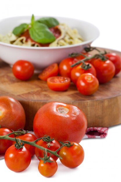 Fettuccinedeegwaren met tomaten en kruiden