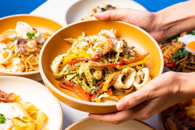 Fettuccini spaghetti pesto zeevruchten op plaat