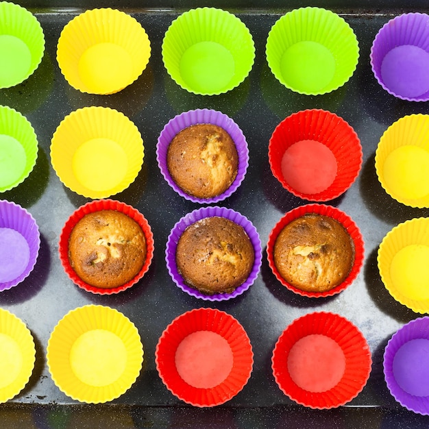 Foto pochi b cupcakes e tanti stampini multicolori vuoti