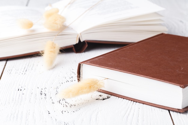 Foto pochi libri e romantiche erbe secche sul tavolo