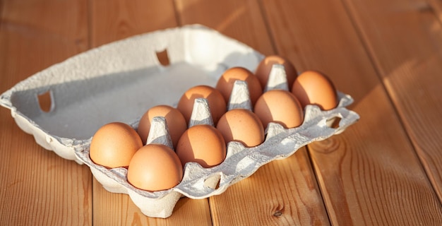커다란 골판지 봉지의 세포 사이에 몇 개의 갈색 계란, 귀중한 영양 제품인 닭고기 계란, 깨지기 쉬운 계란을 운반하고 보관하기 위한 쟁반. 중요한 식품인 계란 풀패키지