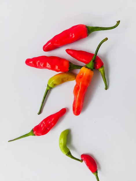 Photo a few chili peppers are on a white background