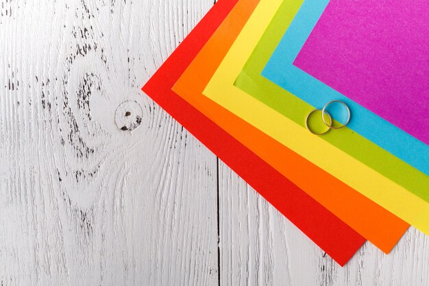 Foto poche carte colorate sul tavolo di legno