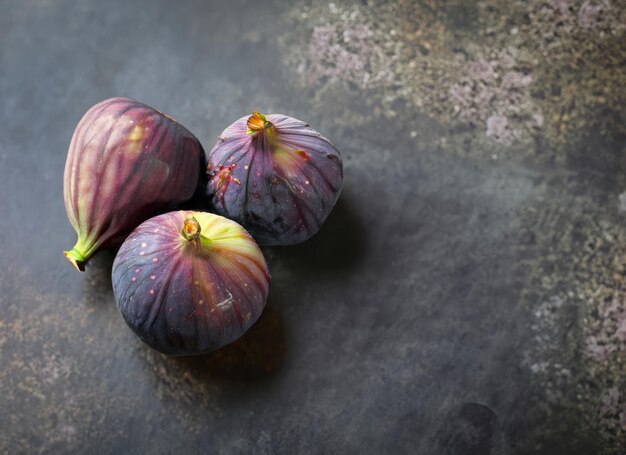 Photo a few figs on an old cement background with copy space ai generated