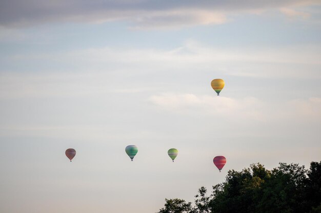 a few hot air balloons are flying in the sky.