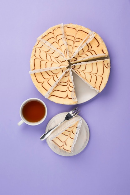 Foto alcuni pezzi di cheesecake su un piatto con una tazza di tè