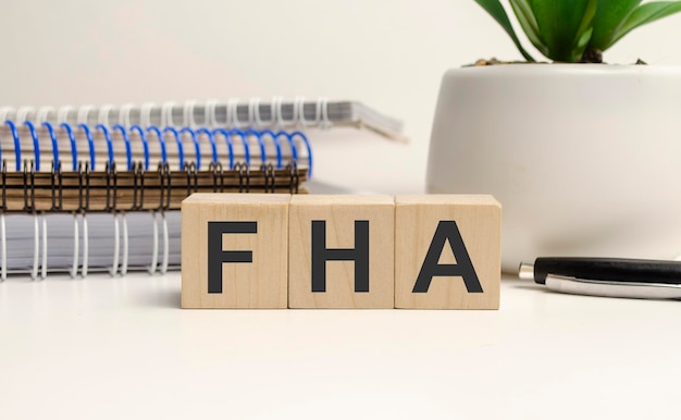 FHA-symbool Houten kubussen vormen het woord FHA federale huisvestingsadministratie