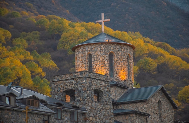 Photo fiagdon monastery in the caucasus mountains