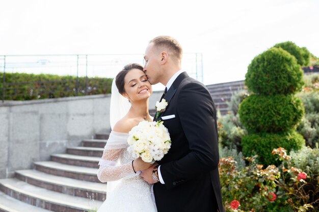 Foto fidanzato con la sposa in posa all'aperto