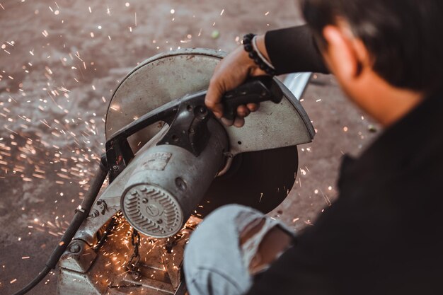 Foto la macchina di taglio del cerchio di fibra la macchina di taglia taglia il tubo quadrato in acciaio inossidabile le seghe elettriche tagliano l'acciaio l'industria le barre di acciaio tagliano le fibre elettriche il concetto di costruzione dell'edificio