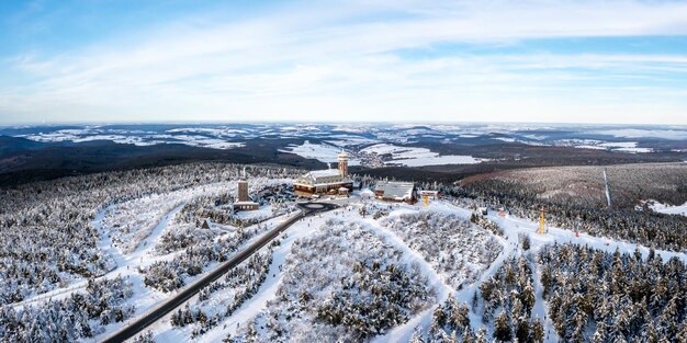 Photo fichtelberg highest mountain in erzgebirge in winter snow aerial view photo panorama in oberwiesenthal germany