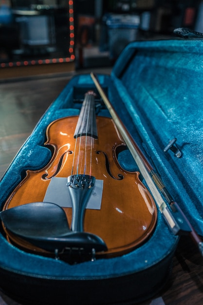 Foto il violino nella scatola