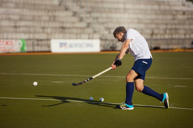 写真 フィールドホッケー選手のトレーニングと芝生でのスポーツの練習