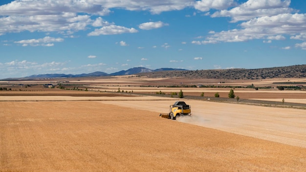 Полевая машина, работающая на зерновом поле