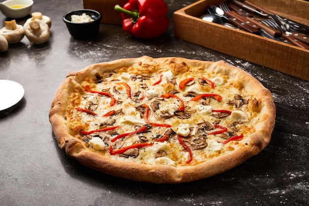 Field Mushroom Pizza met Bell peper geïsoleerd op donkere achtergrond met rauw voedsel bovenkant van het Italiaanse fastfood voorgerecht