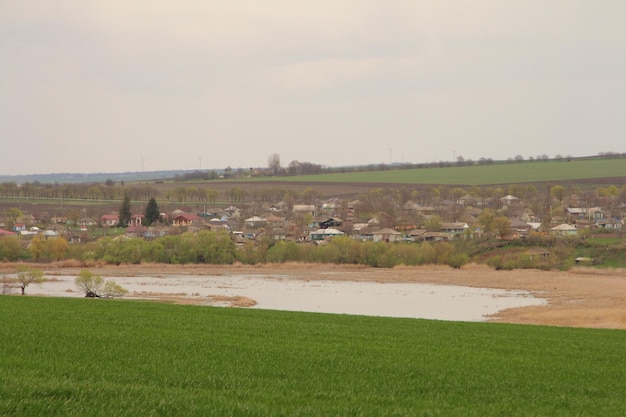 Photo a field with a small town in the background