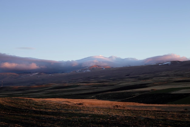 Photo fields and hills during sunset