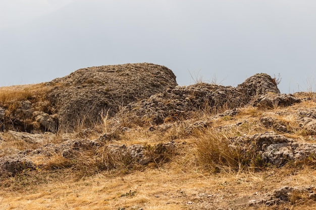 Campi in cima al massiccio roccioso di demerdzhi