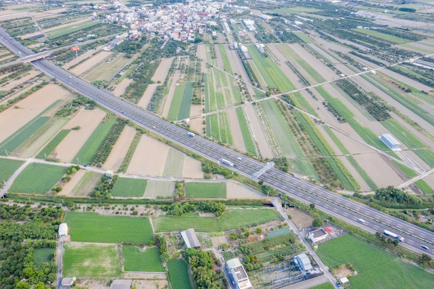 写真 冬の朝の大気汚染の横にあるさまざまな種類の農業と村のある畑、台南、台湾、空撮