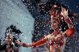 Зажигательные танцоры фестиваля снимок двух красивых танцоров самбы, выступающих на карнавале