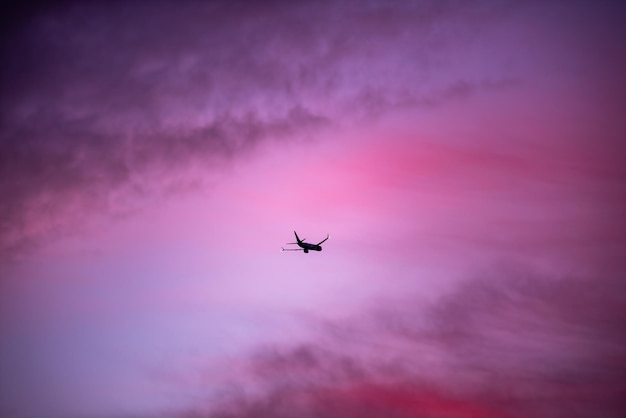 Фото Огненно-оранжевое бурблевое закатное небо красивое небо небо с облаком красивый закатный фон