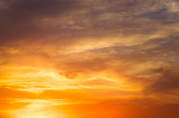 燃えるようなオレンジ色のカラフルな夕焼け空。