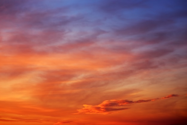 Foto cielo di tramonto colorato arancione ardente.