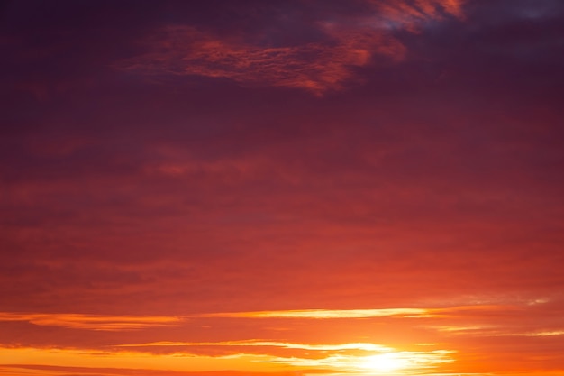 燃えるような、オレンジと赤の色の夕焼け空。美しい背景