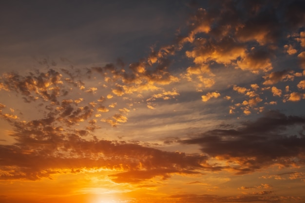 燃えるような、オレンジと赤の色の夕焼け空。美しい背景