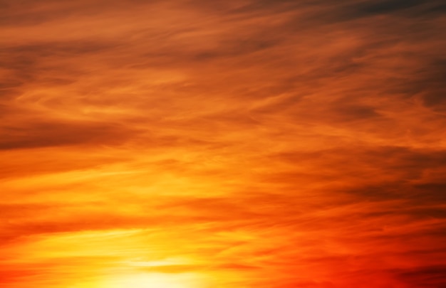 Foto cielo di tramonto di colori ardenti, arancioni e rossi. bellissimo sfondo