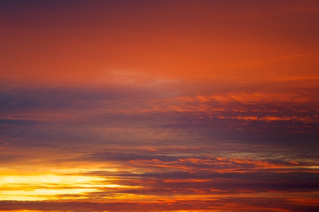 Foto cielo di tramonto arancione ardente. cielo apocalittico