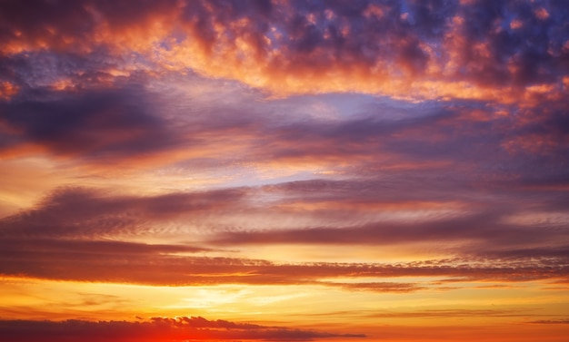 燃えるようなオレンジ色の夕焼け空。日没時の美しい空。